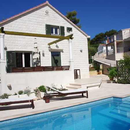 Holiday Home Nevista Sumartin Bagian luar foto