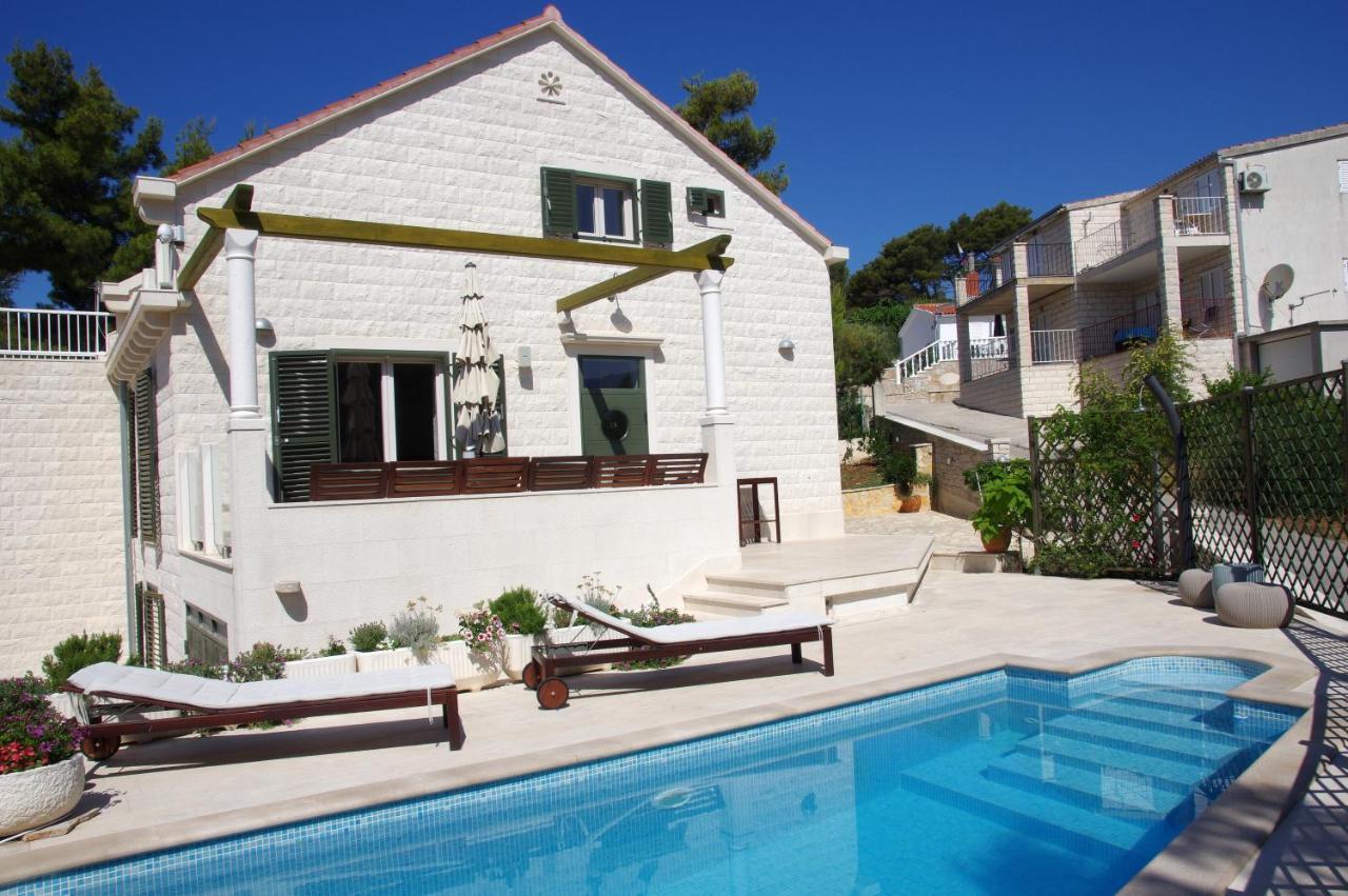 Holiday Home Nevista Sumartin Bagian luar foto