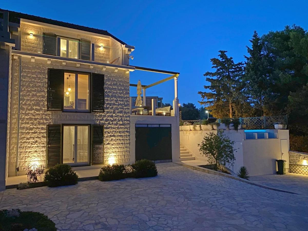 Holiday Home Nevista Sumartin Bagian luar foto